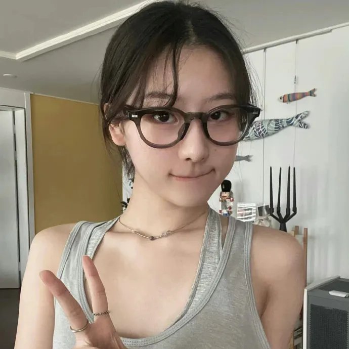 男人拍电影，女人露胸脯